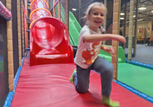 Dzieci bawią się w figloraju