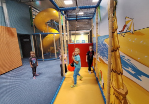 Dzieci bawią się w figloraju