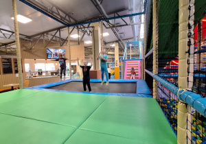 Dzieci bawią się w figloraju