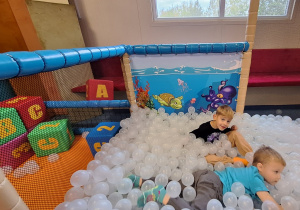 Dzieci bawią się w figloraju