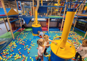 Dzieci bawią się w figloraju