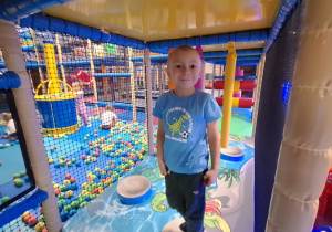 Dzieci bawią się w figloraju