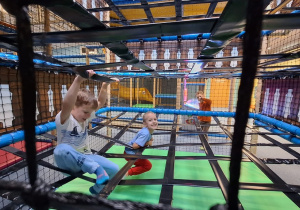 Dzieci bawią się w figloraju