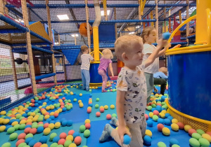 Dzieci bawią się w figloraju