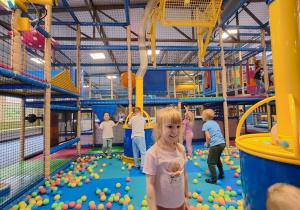 Dzieci bawią się w figloraju