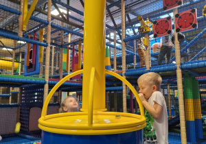 Dzieci bawią się w figloraju