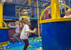 Dzieci bawią się w figloraju