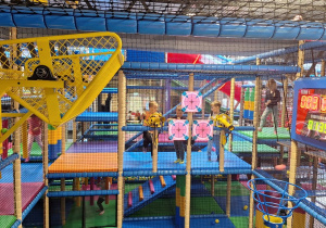 Dzieci bawią się w figloraju