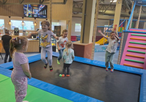 Dzieci bawią się w figloraju