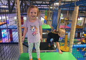 Dzieci bawia się w figloraju