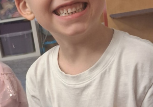 Chłopiec trzyma ogórek