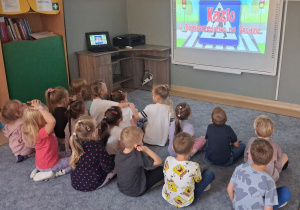 Dzieci oglądają film edukacyjny o bezpieczeństwie na drodze