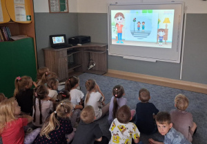 Dzieci oglądają film edukacyjny o bezpieczeństwie na drodze