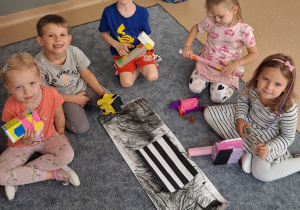 Dzieci prezentują wykonane przez siebie makiety ulicy