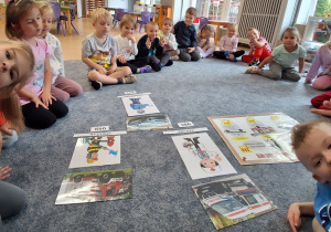 Dzieci siedzą w kole