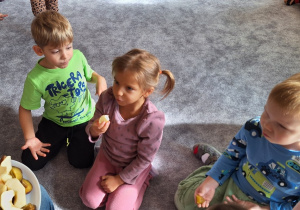 Dzieci rozpoznają owoce po smaku