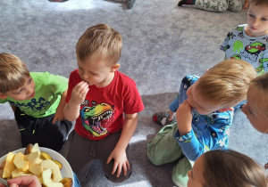 Dzieci smakują owoce