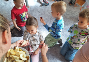 Dzieci rozwiązują zagadki smakowe - gruszka, jabłko, śliwka