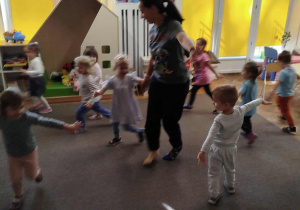 Dzieci bawią się w zabawę ruchową "Samoloty"