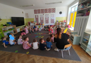 Dzieci słuchają czytanej książki