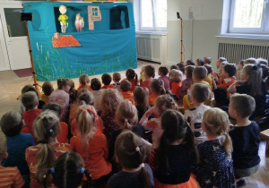 Dzieci oglądają przedstawienie pt. "Piotruś Pan"