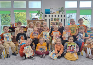 Zdjęcie grupowe dzieci z grupy II z dyplomami