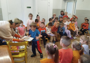 Nauczycielka wręcza dziecku dyplom