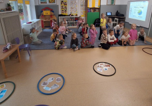 Dzieci wspólnie z Panią podsumowują zdobytą wiedzę