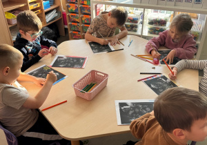 Dzieci wykonują kartki dla Pana Premiera