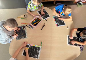 Dzieci wykonują kartki dla Pana Premiera