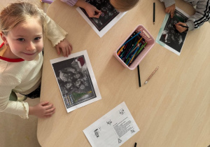 Dzieci wykonują kartki dla Pana Premiera