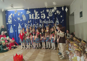 Dzieci z najstarszej grupy śpiewają pastorałkę
