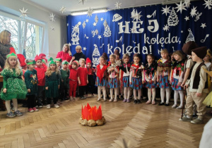 Wszystkie dzieci na stojąco śpiewają świąteczną piosenkę
