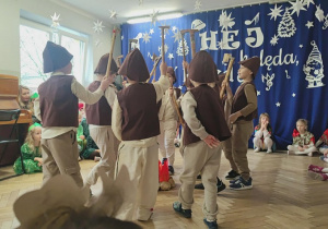 Chłopcy z grupy najstarszej podczas swojego występu pasterzy