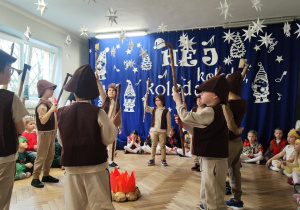 Chłopcy z grupy najstarszej podczas swojego występu pasterzy