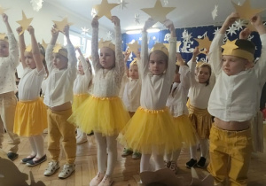 Dzieci z grupy III podczas tańca gwiazdeczek