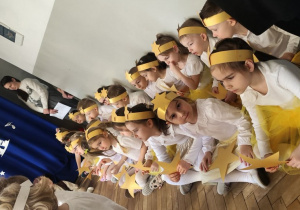 Zdjęcie grupowe dzieci z grupy III - gwiazdki