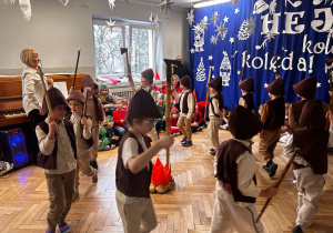 Dzieci z grupy IV w tańcu pasterzy