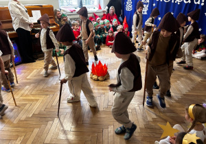 Dzieci z grupy IV w tańcu pasterzy