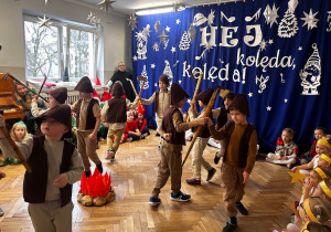 Dzieci z grupy IV w tańcu pasterzy