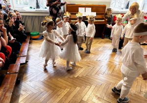 Dzieci z grupy I w tańcu aniołków