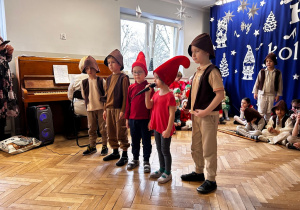 Na scenie rozmawiają krasnale z pasterzami