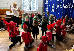 Dzieci z grupy II w tańcu do piosenki "Grająca choinka"