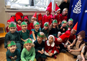 Zdjęcie grupowe dzieci z grupy II - krasnale i choinki
