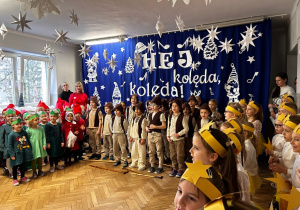Dzieci śpiewają wspólnie pastorałkę