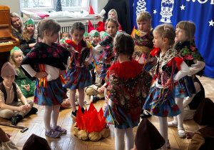 Pastereczki z grupy IV podczas tańca przy ognisku