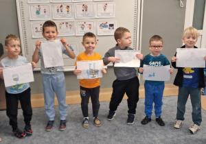 Dzieci prezentują narysowane przez siebie prawa dziecka