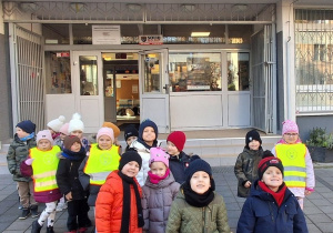 Dzieci stoją przed wejściem do szkoły muzycznej