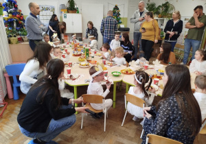 Dzieci czekają na prezenty od Mikołaja