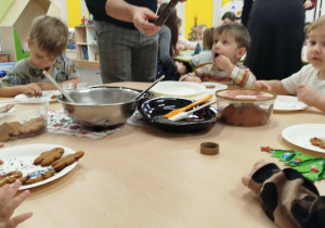 Dzieci wraz z rodzicami dekorują pierniki